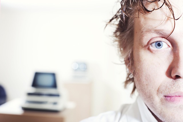 Pantalla de ordenador mostrando un mapa interactivo de España con puntos de colores que representan proyectos rurales