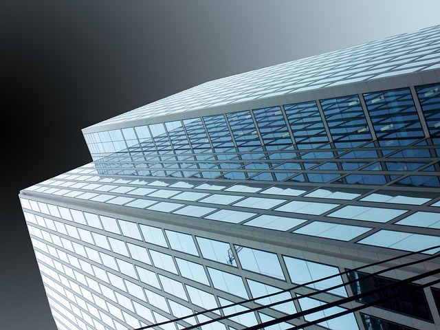 Aula de una escuela rural con niños y materiales educativos innovadores